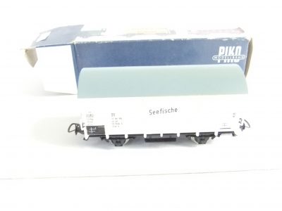 Piko HO 2-achs. G-Wg. mit Tonnendach "Seefische" DR Ep.III