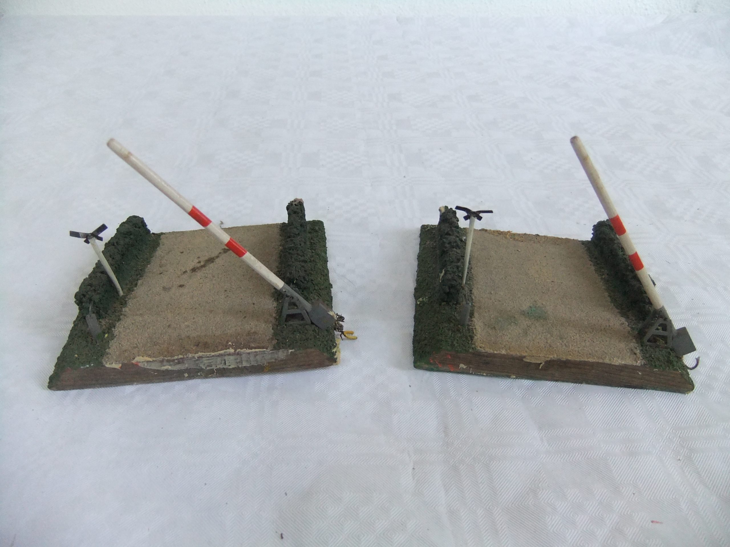 VEB Gerätewerk Leipzig HO Bahnübergang gerade mit Hecke – Bild 2