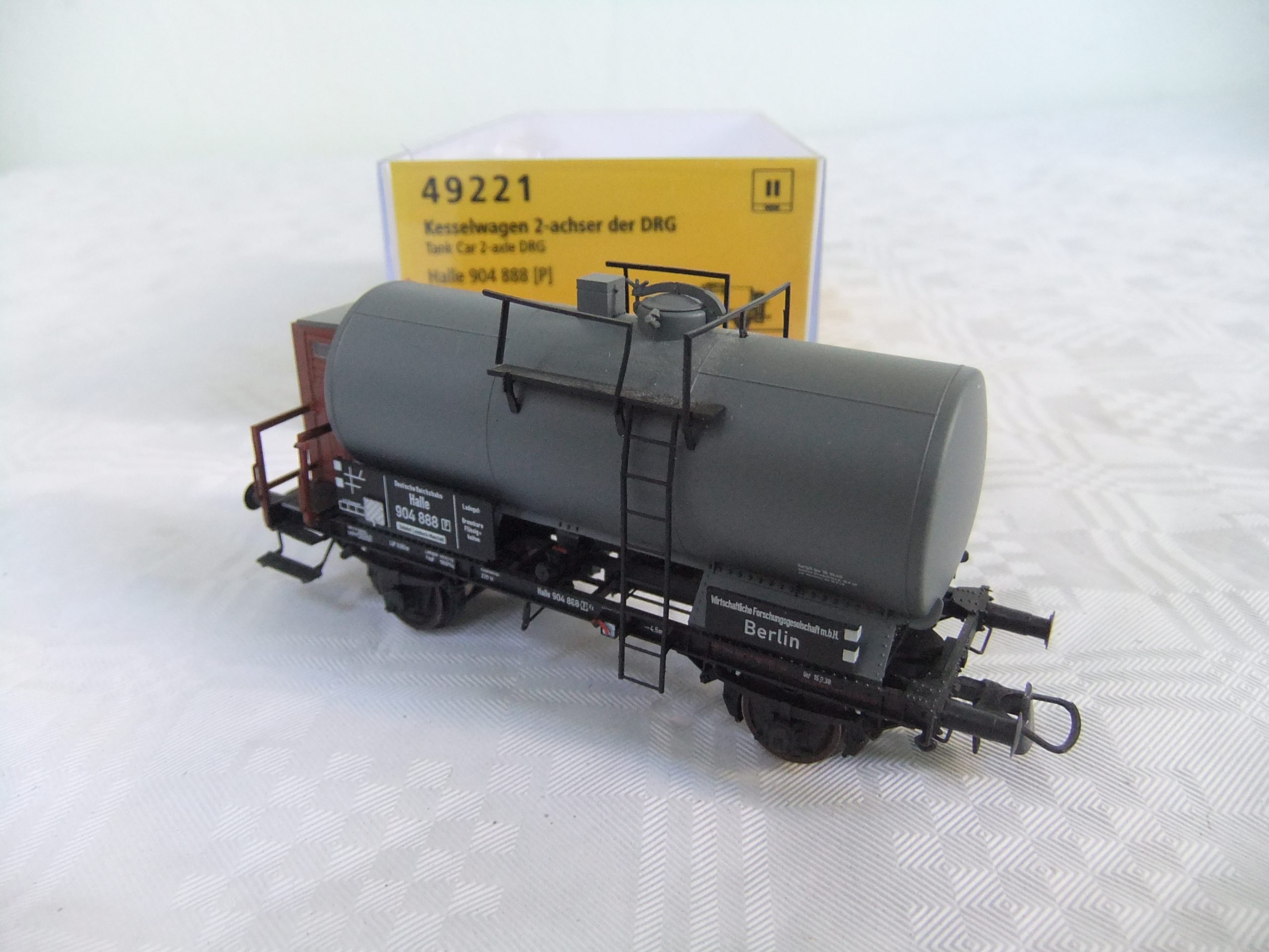 Brawa 49221 HO 2-achs. Kesselwagen mit Bh DRG – Bild 3