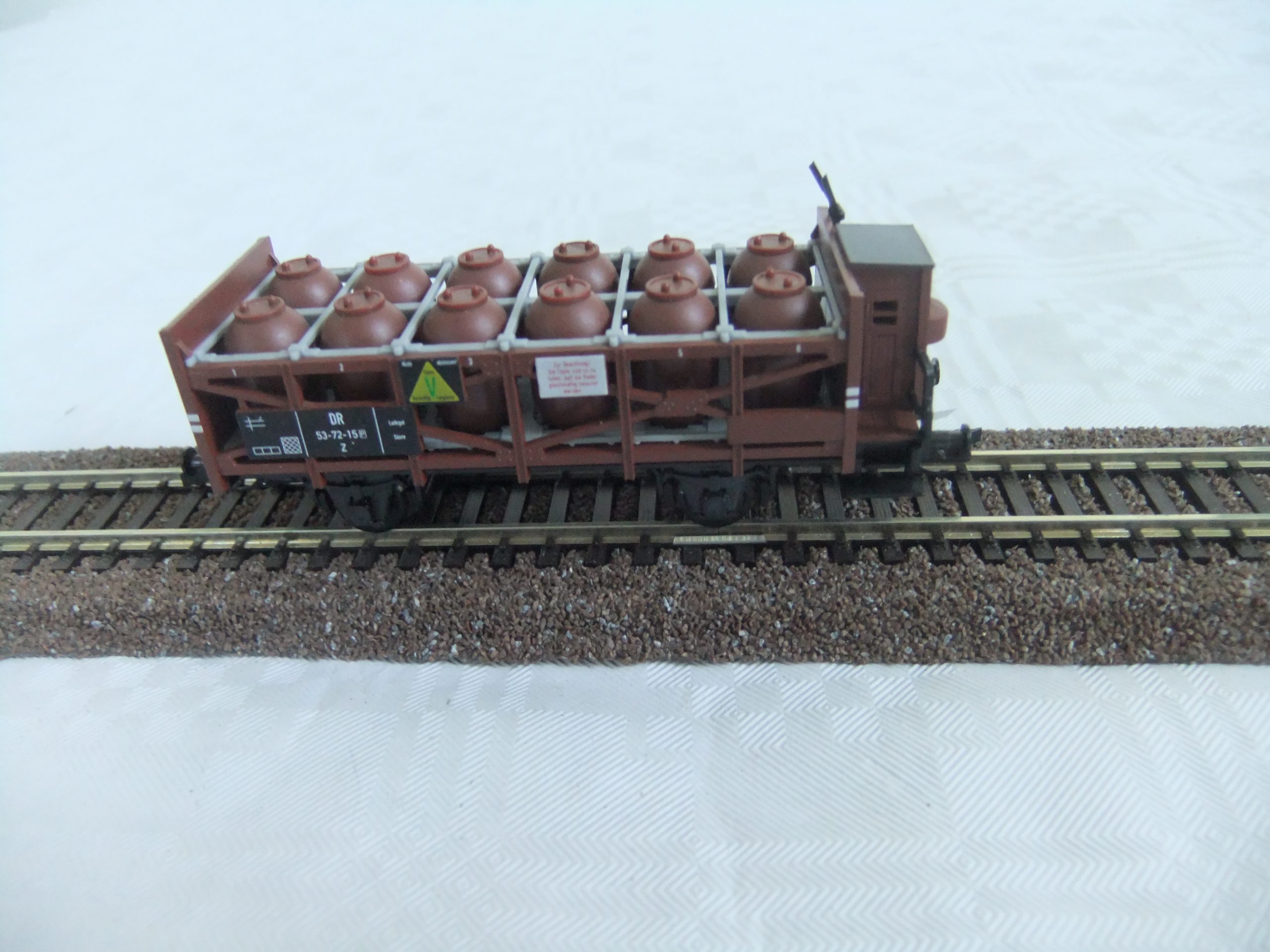 Tillig 14441 TT 2-achs. Säuretopfwagen DR Ep.III – Bild 3