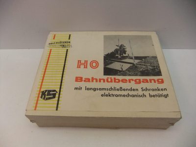 Piko/Rolf Klötzner HO Bahnübergang mit langsam schließenden Schranken