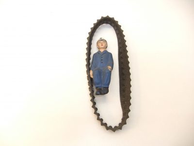 DDR Spielzeug  Fahrerfigur für MSB Planierraupe und eine Gummikette – Bild 2