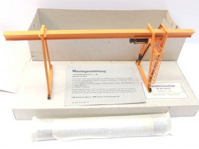 Piko/VEB Plasticart Modellbau Plauen  HO Portalkrananlage DDR – Bild 2