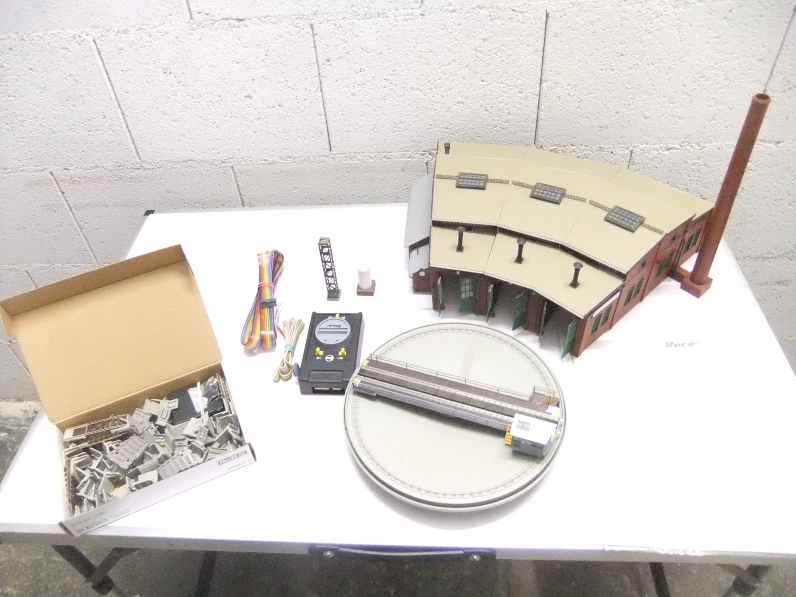 Roco 42615 HO Drehscheibe mit dreiständigen Lokschuppen von Faller