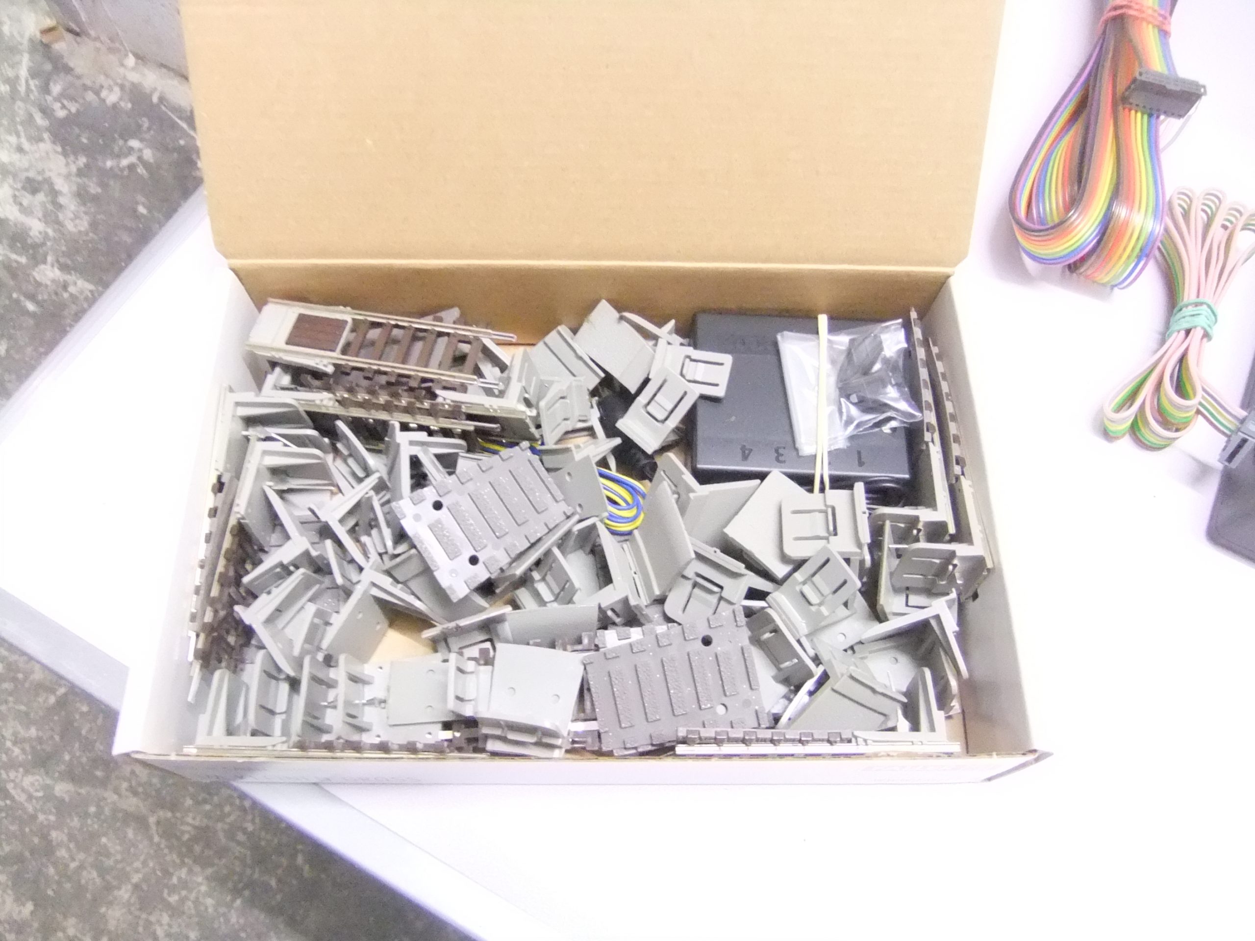 Roco 42615 HO Drehscheibe mit dreiständigen Lokschuppen von Faller – Bild 3