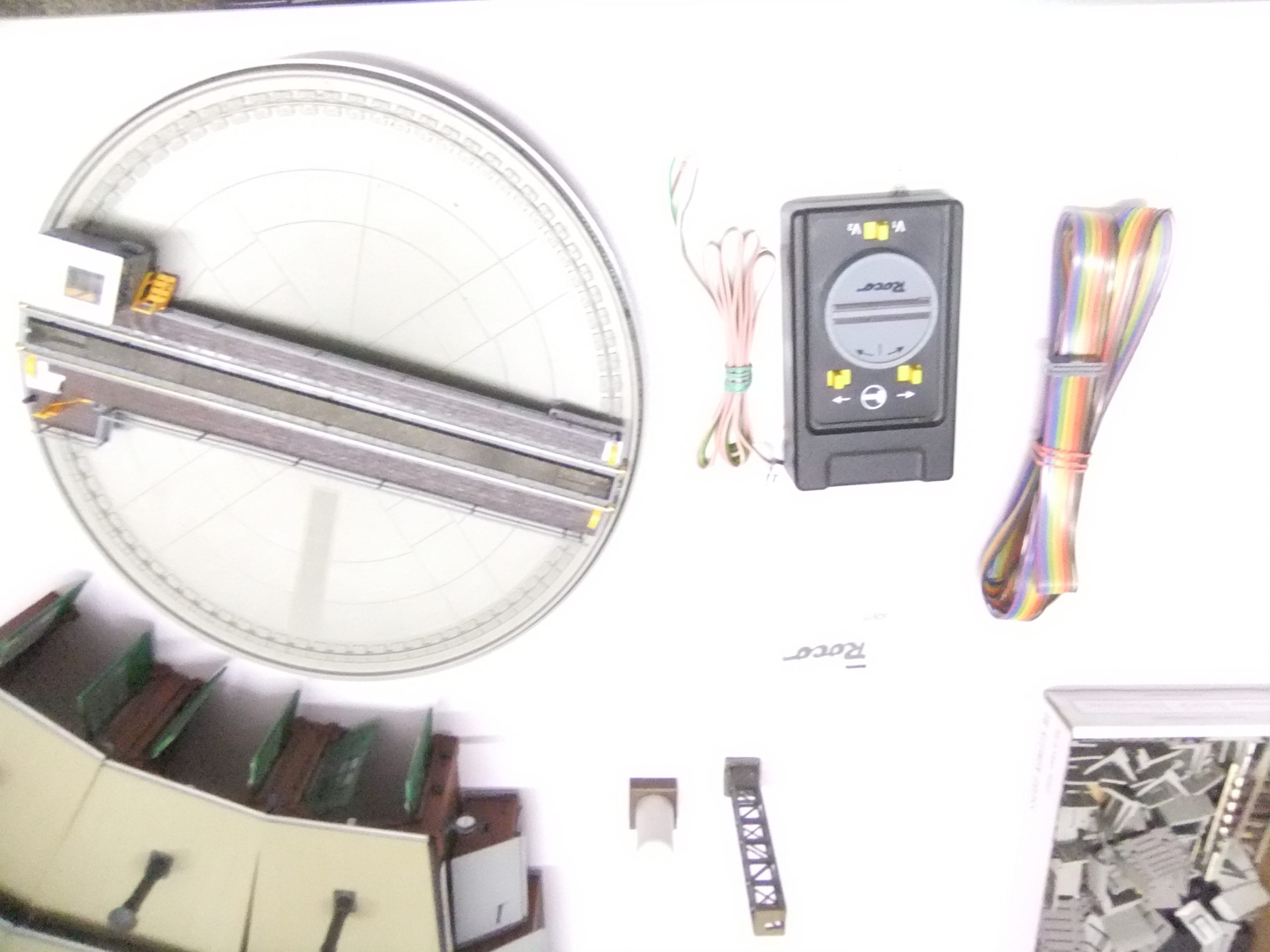 Roco 42615 HO Drehscheibe mit dreiständigen Lokschuppen von Faller – Bild 4