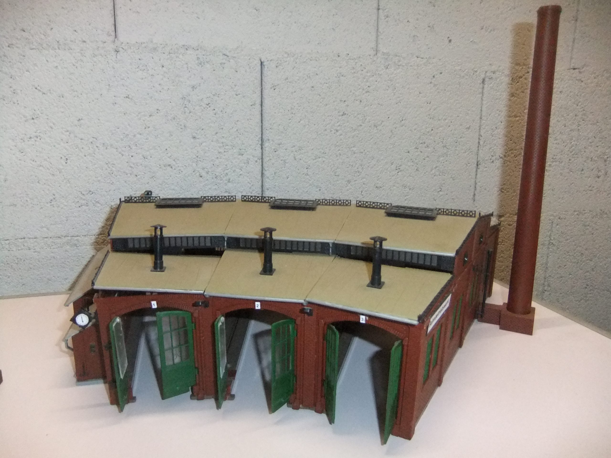 Roco 42615 HO Drehscheibe mit dreiständigen Lokschuppen von Faller – Bild 6