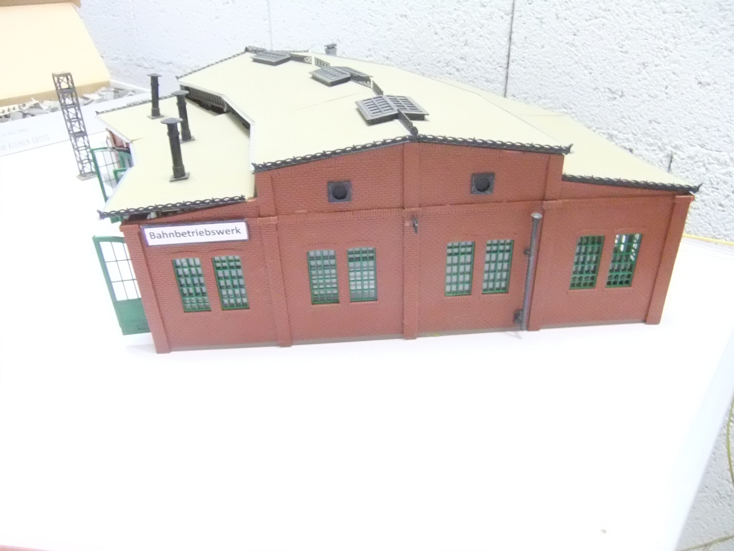 Roco 42615 HO Drehscheibe mit dreiständigen Lokschuppen von Faller – Bild 7