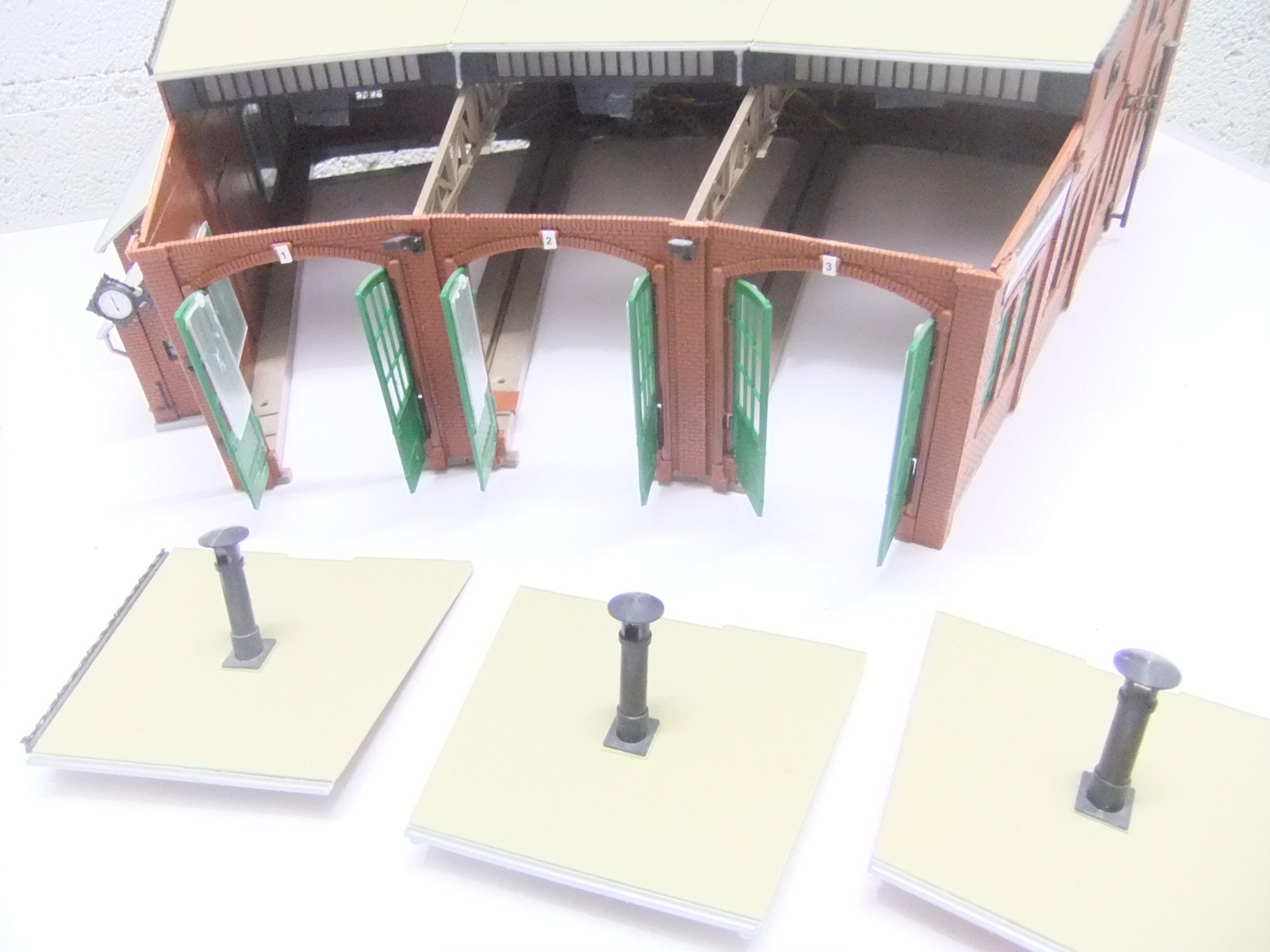 Roco 42615 HO Drehscheibe mit dreiständigen Lokschuppen von Faller – Bild 8