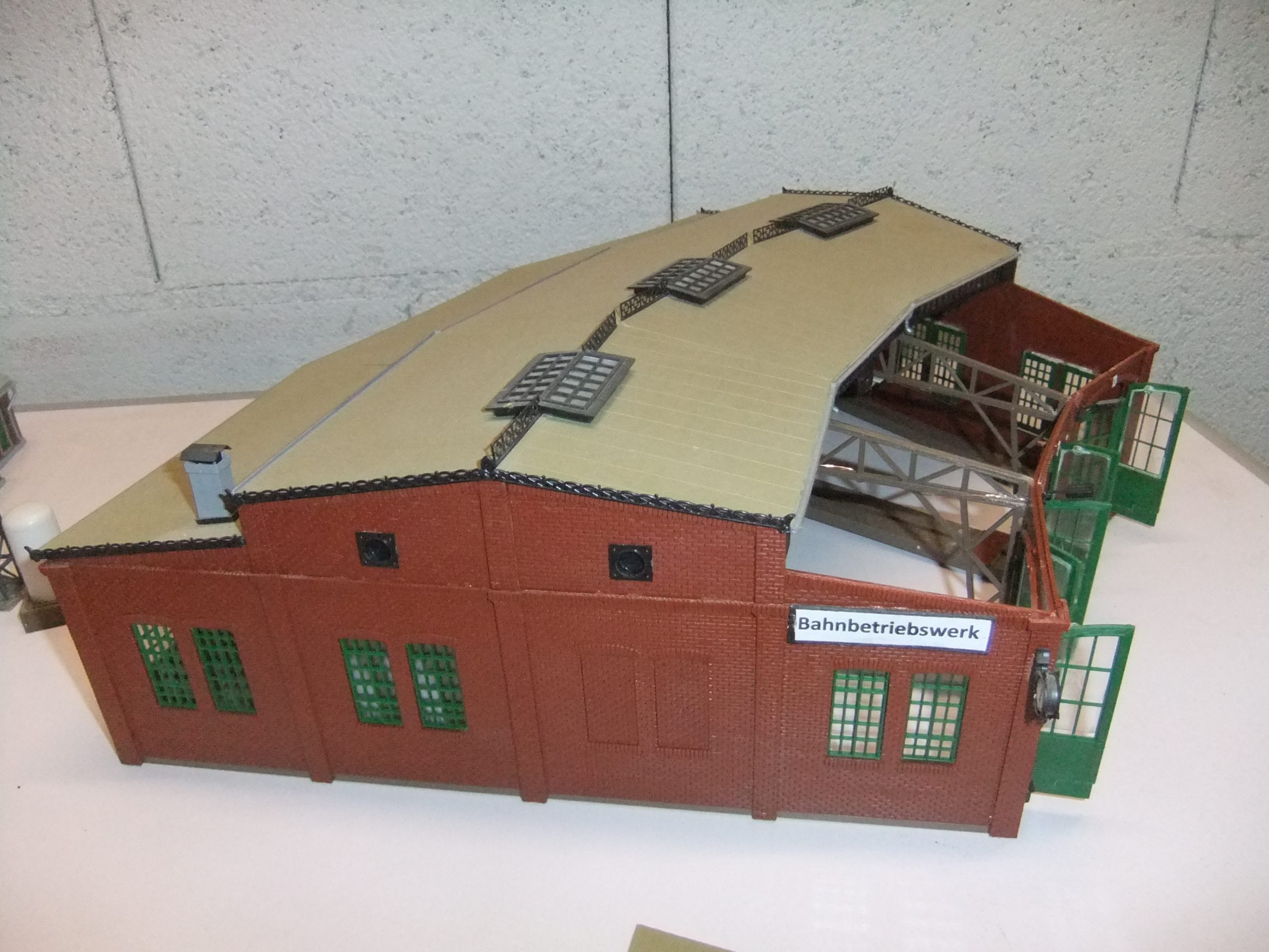 Roco 42615 HO Drehscheibe mit dreiständigen Lokschuppen von Faller – Bild 9