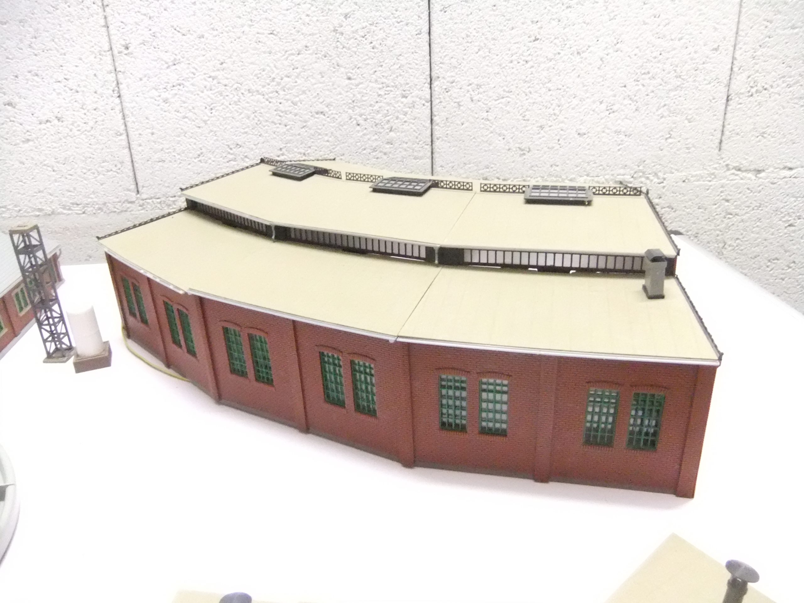 Roco 42615 HO Drehscheibe mit dreiständigen Lokschuppen von Faller – Bild 10