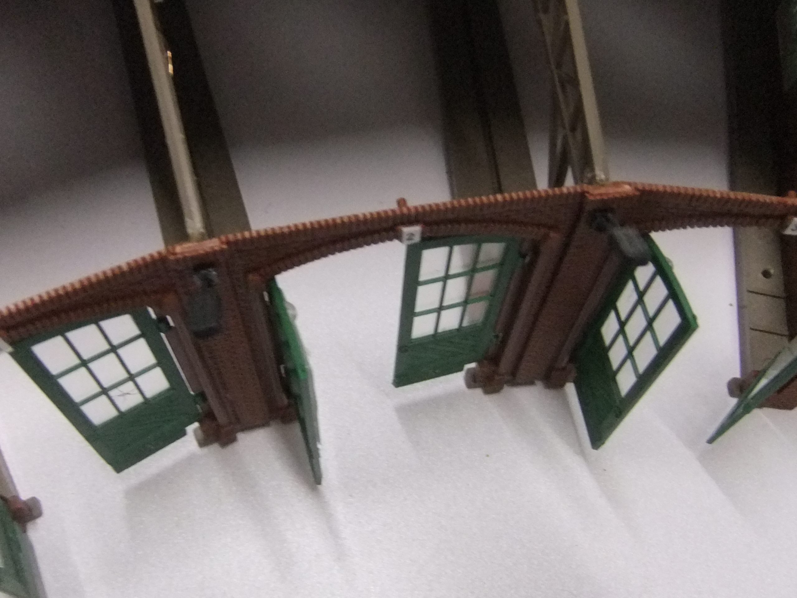 Roco 42615 HO Drehscheibe mit dreiständigen Lokschuppen von Faller – Bild 11