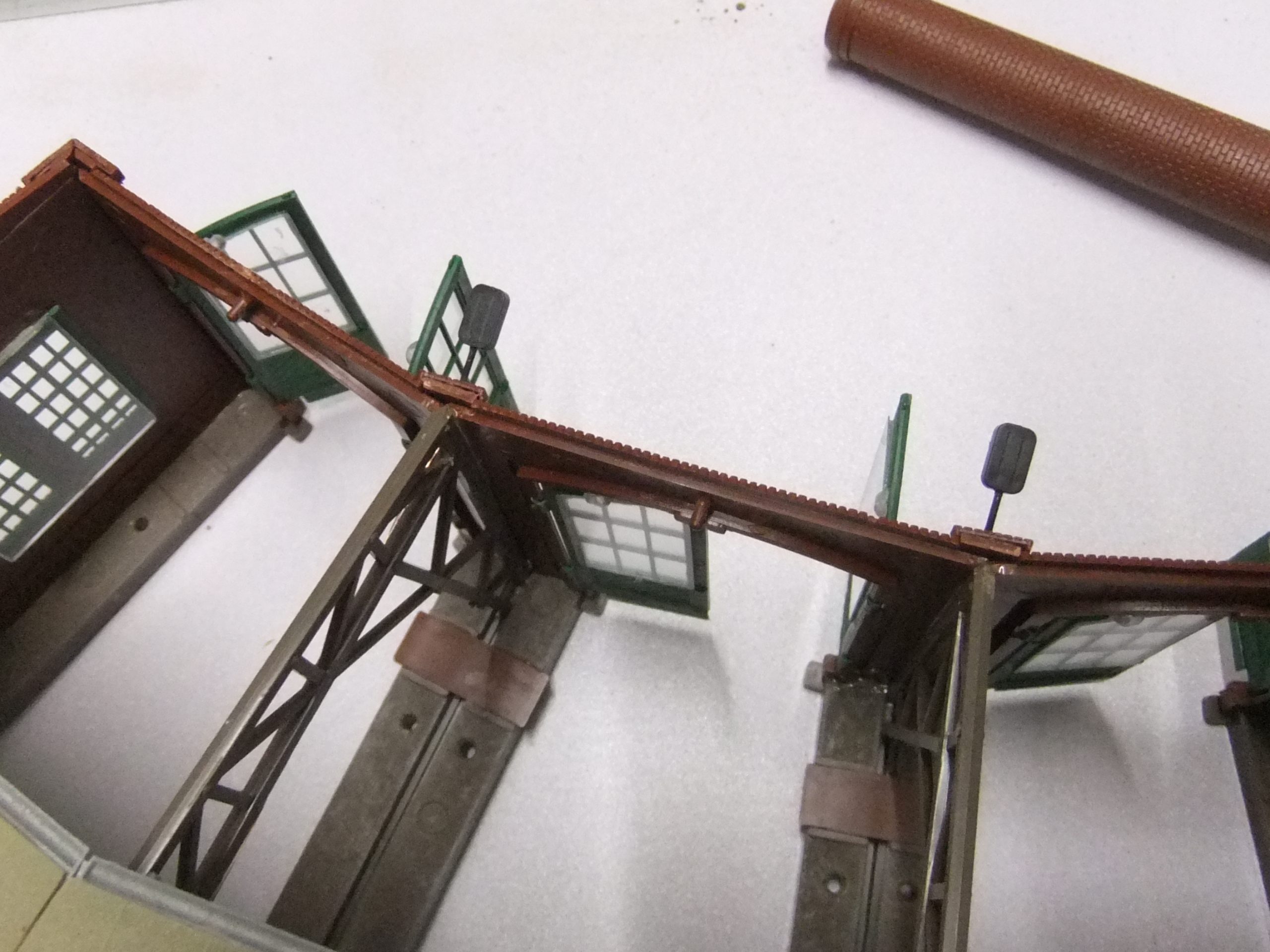 Roco 42615 HO Drehscheibe mit dreiständigen Lokschuppen von Faller – Bild 12