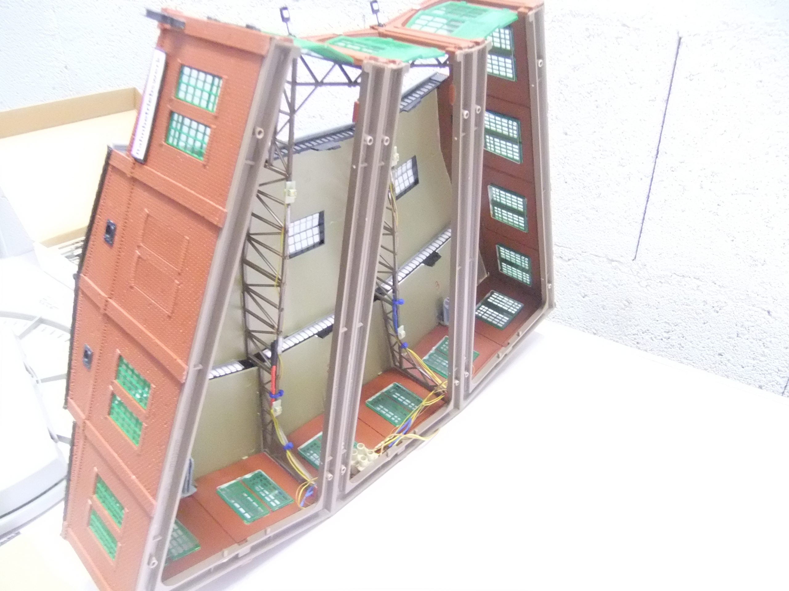 Roco 42615 HO Drehscheibe mit dreiständigen Lokschuppen von Faller – Bild 13