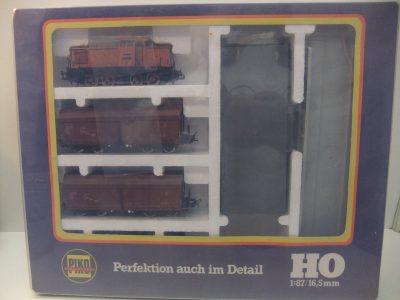 Piko HO Güterzugset BR 106 mit drei OOt-Wagen DR Ep.IV