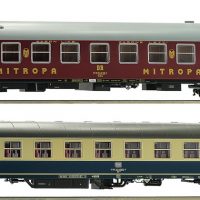 Roco 64147 HO 2-teiliges Set Reisezugwagen  DR „Saßnitz-Express“ Ep.IV