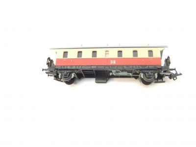 Zeuke/BTTB  TT  2-achs. Personenwagen Bi-30 DR/III 2.Kl.  rot-beige – Bild 4