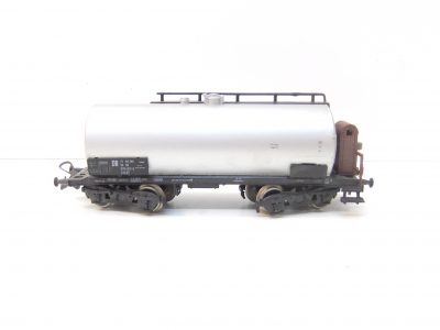 Piko HO 4-achs.Kesselwagen mit Bh DR Ep.IV – Bild 2