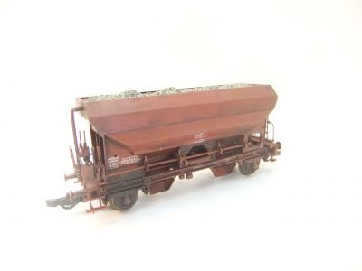 Roco 76171 HO Selbstentladewagen Bauart Fcs DR Ep.IV mit Ladegut – Bild 2
