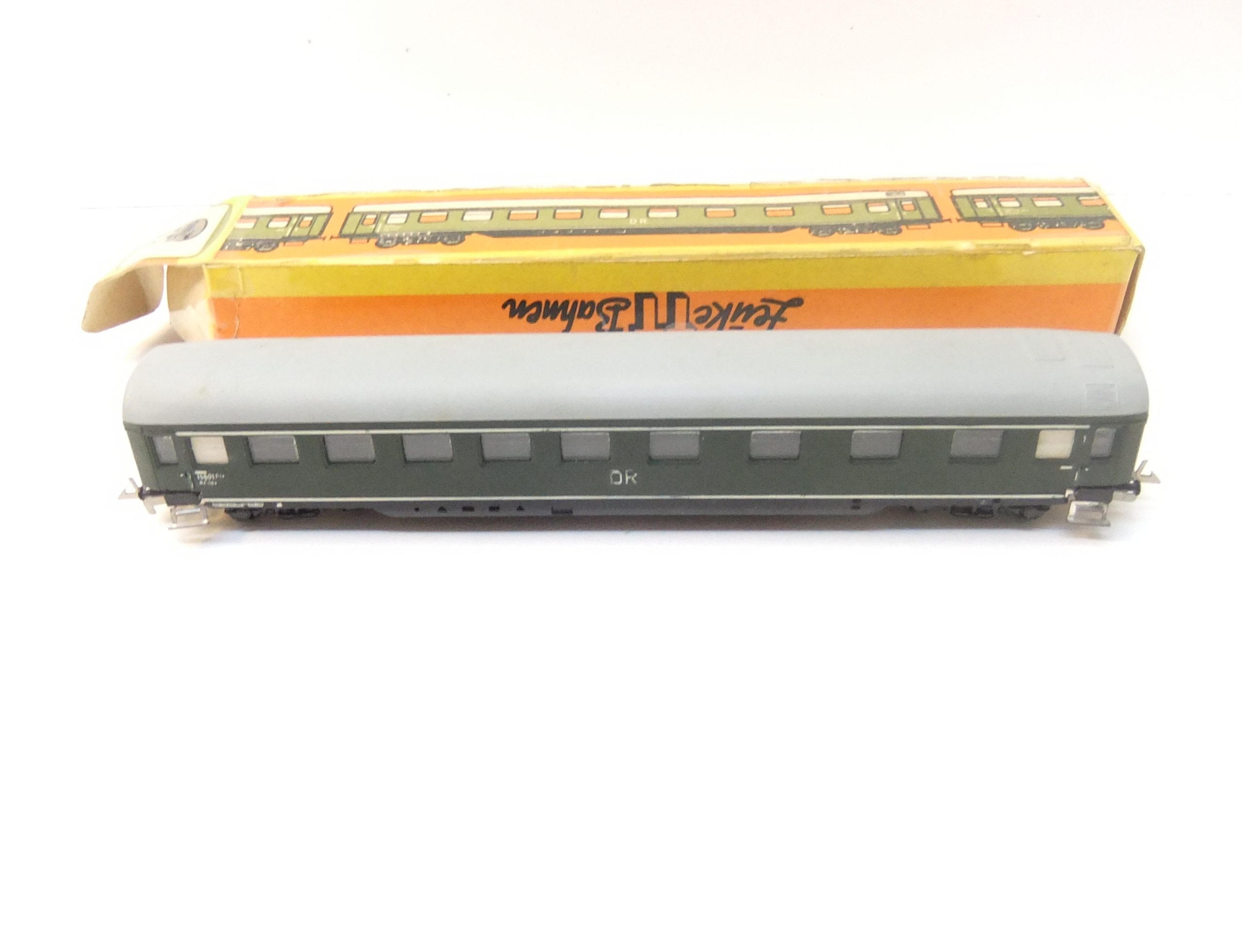 Zeuke 159/79/1 TT Reisezug(Schürzen-)wagen grün DR Ep.III – Bild 2