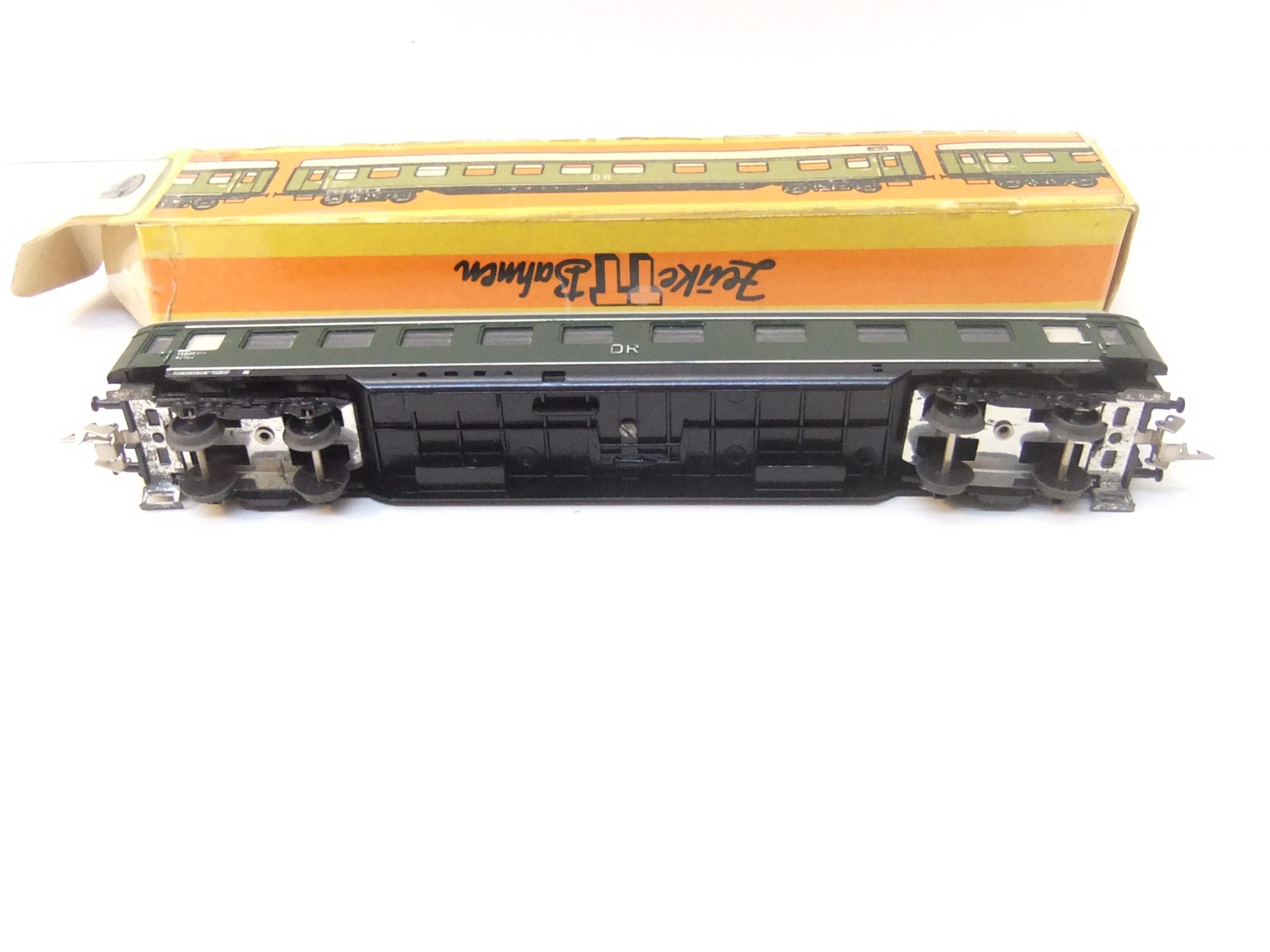 Zeuke 159/79/1 TT Reisezug(Schürzen-)wagen grün DR Ep.III – Bild 3