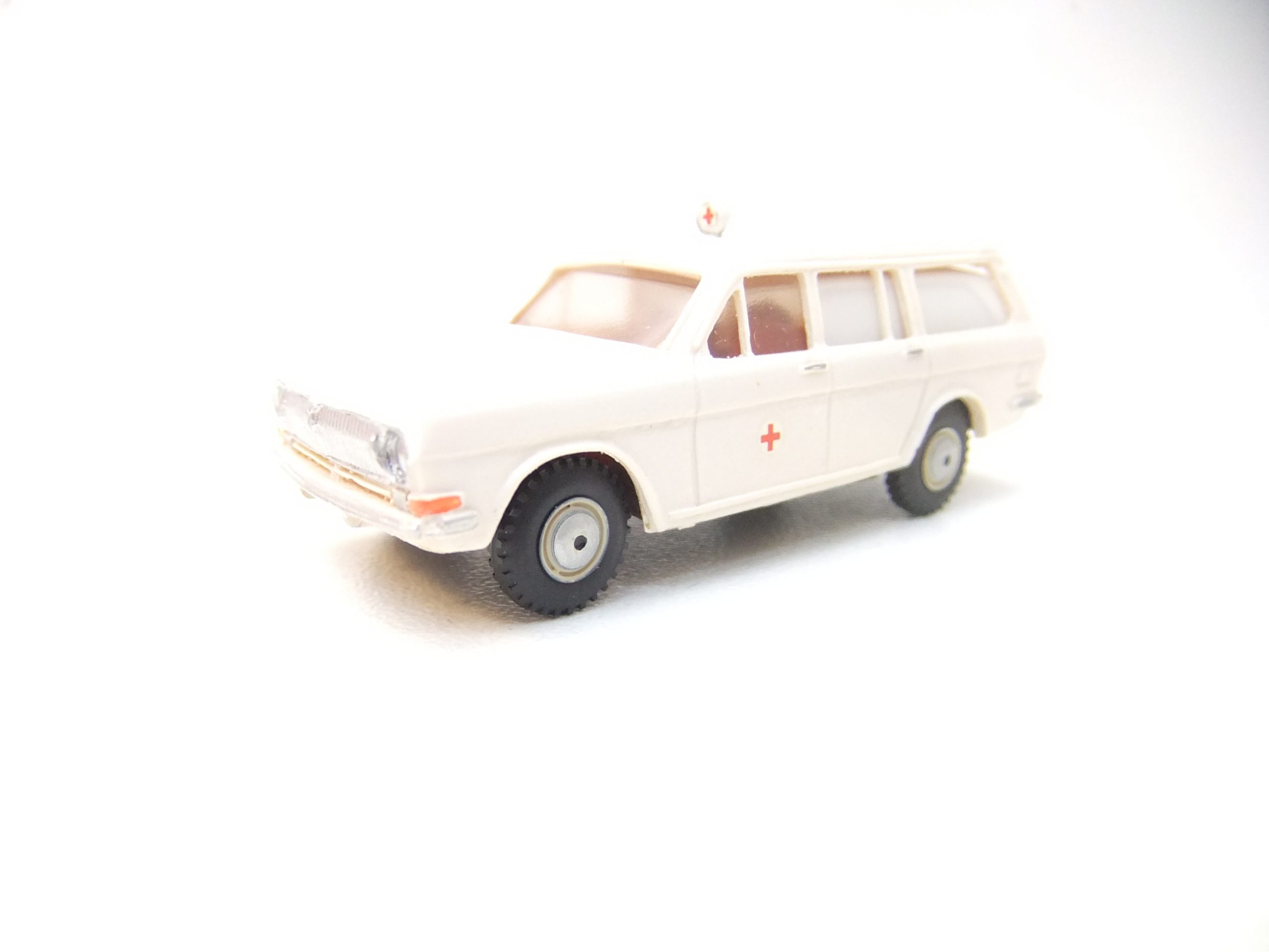 ADP  HO PKW Wolga M24 Kombi  "DRK"