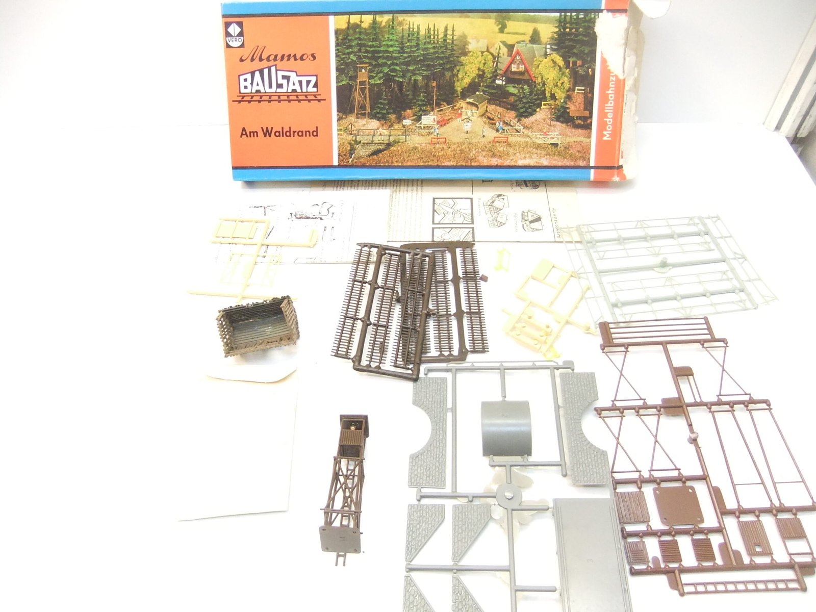 Auhagen /Mamos HO/TT Bausatz Am Waldrand mit extra Hochstand und Jäger