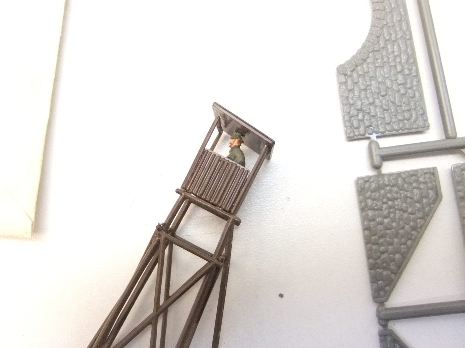 Auhagen /Mamos HO/TT Bausatz Am Waldrand mit extra Hochstand und Jäger – Bild 3