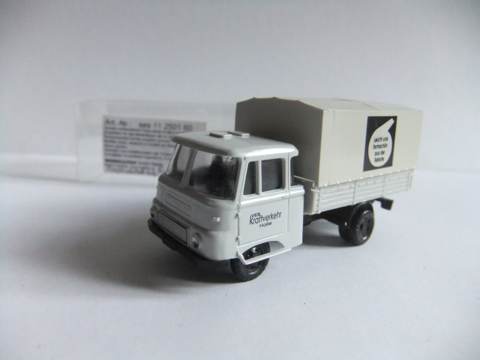 Espewe/SPM HO Robur L3000 Pritsche/Plane "VEB Kraftverkehr Halle" – Bild 2