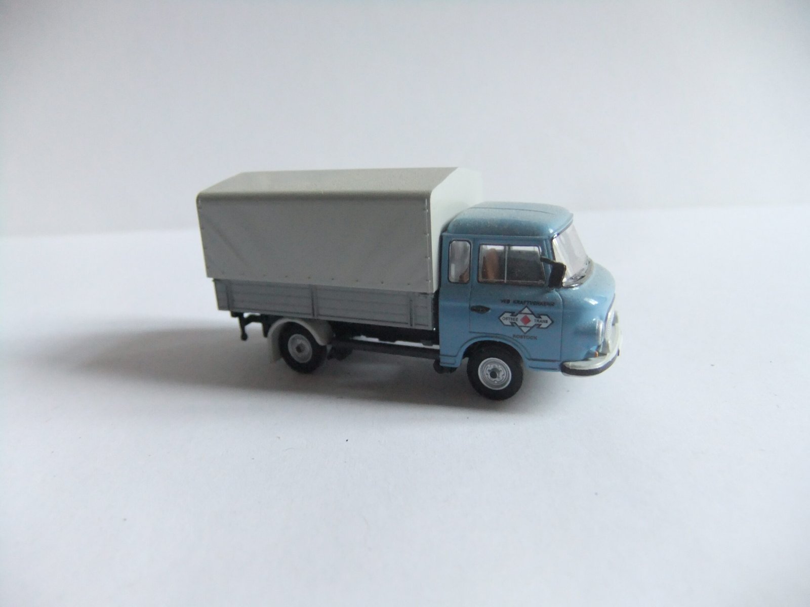 Brekina 30xxx HO Barkas B1000 Pritsche/Plane "Kraftverkehr Rostock-Ostseetrans" – Bild 2