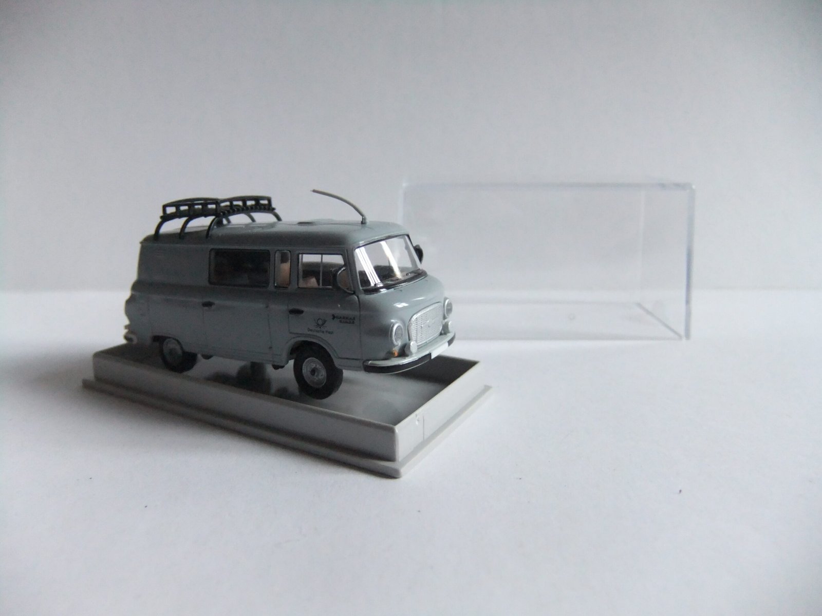 Brekina 30xxx HO Barkas B1000 Halbbus "Deutsche Post" mit Dachgepäckträger und Antenne – Bild 2