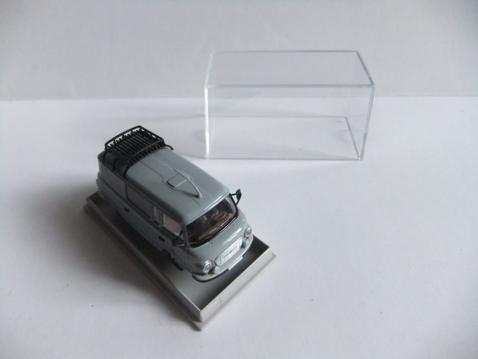 Brekina 30xxx HO Barkas B1000 Halbbus "Deutsche Post" mit Dachgepäckträger und Antenne – Bild 3