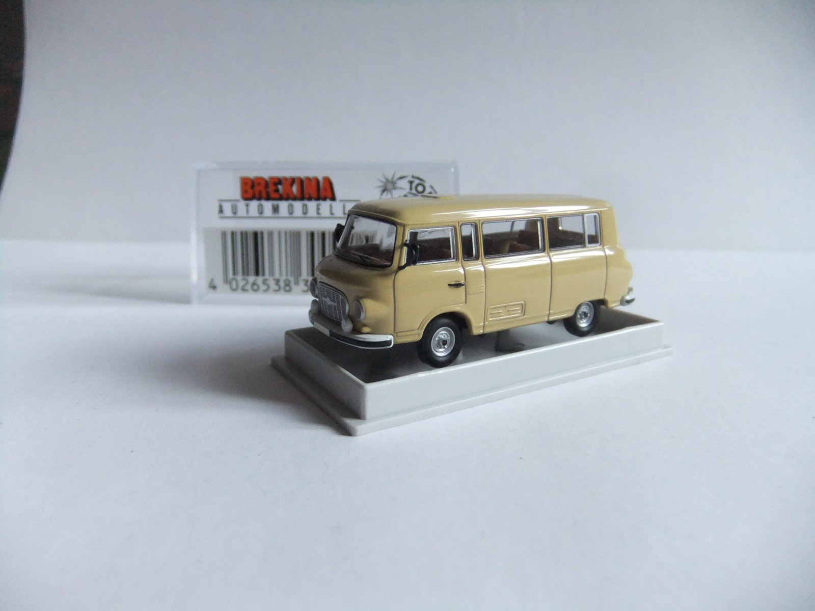 Brekina 30043 HO Barkas B1000 Bus beige-Sandfarben
