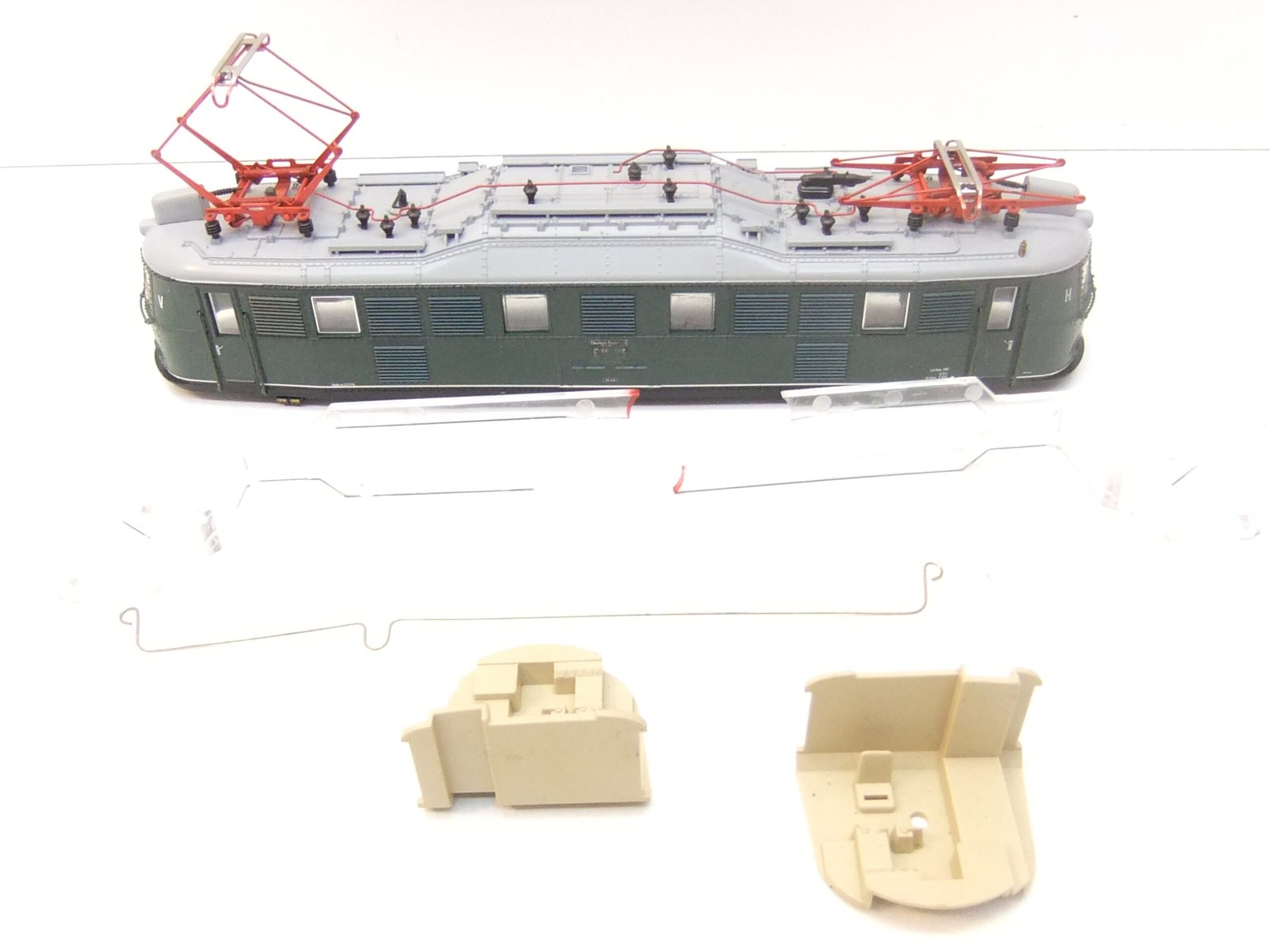 Roco HO Ersatzteil Lokgehäuse mit Oberleitungsbügeln für E-Lok BR E 18