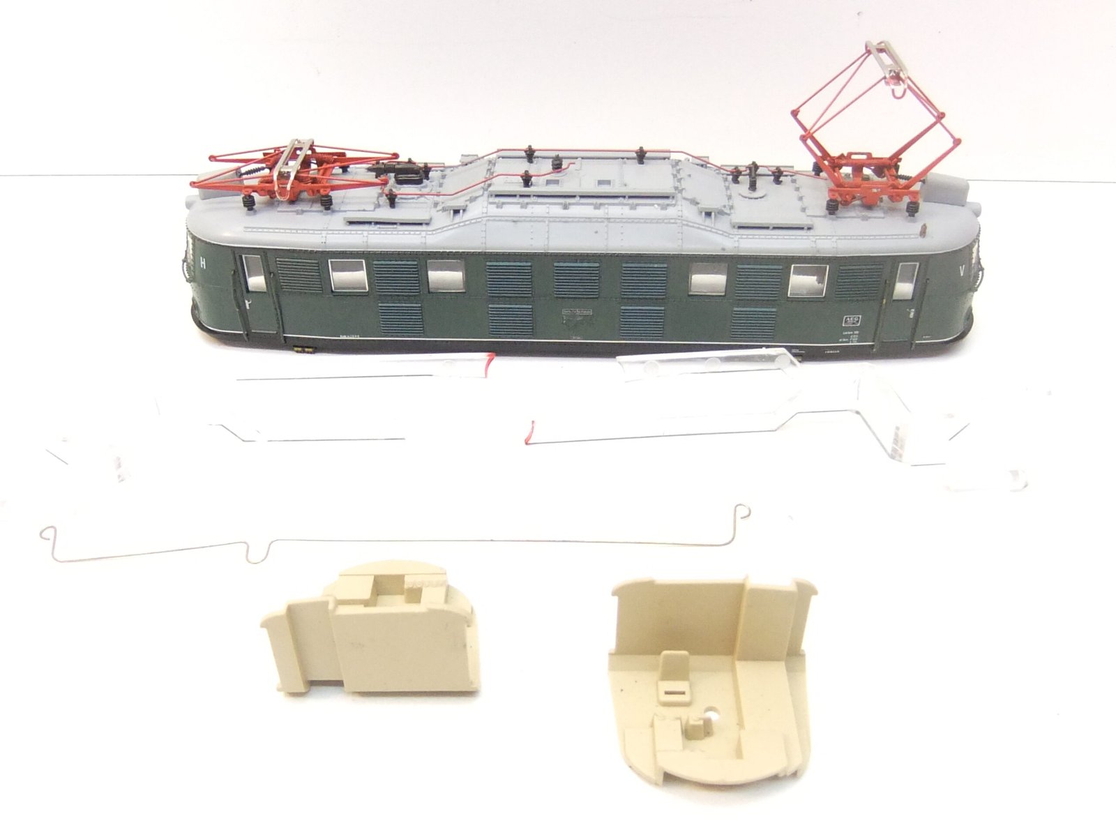 Roco HO Ersatzteil Lokgehäuse mit Oberleitungsbügeln für E-Lok BR E 18 – Bild 3