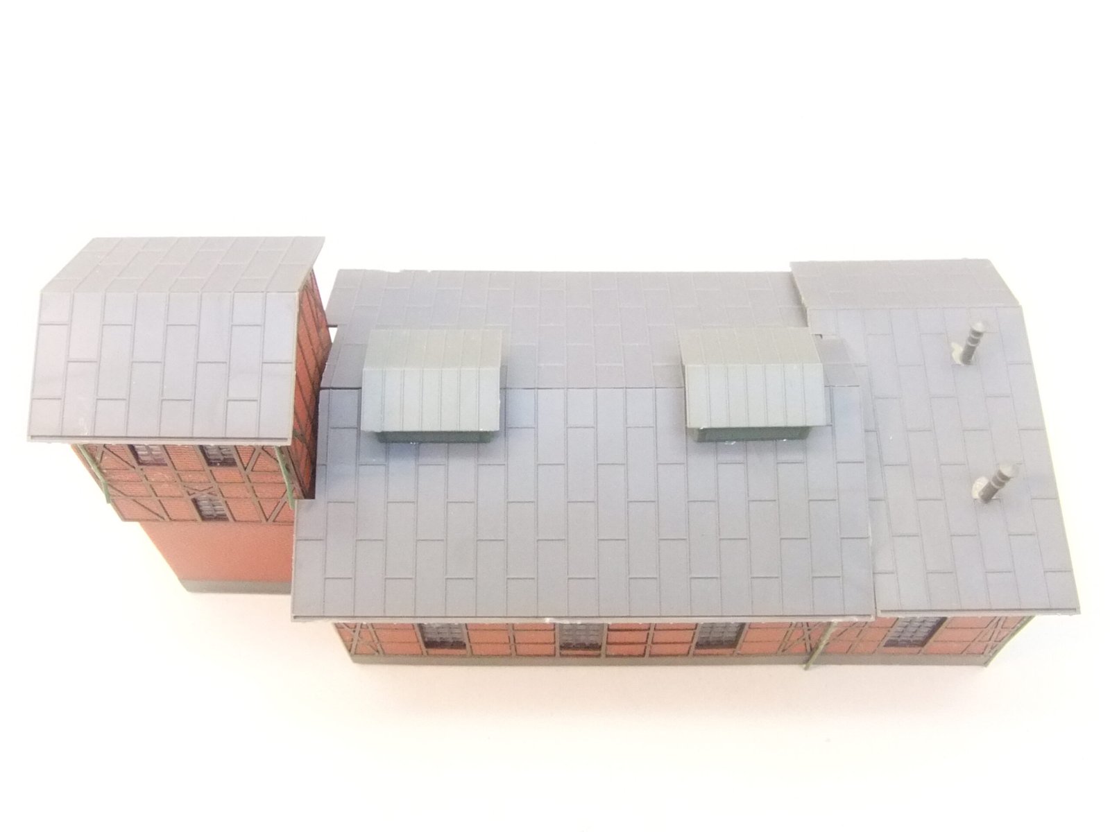 Faller 222136 N-Spur Fertigmodell 2-ständ. Lokschuppen – Bild 4