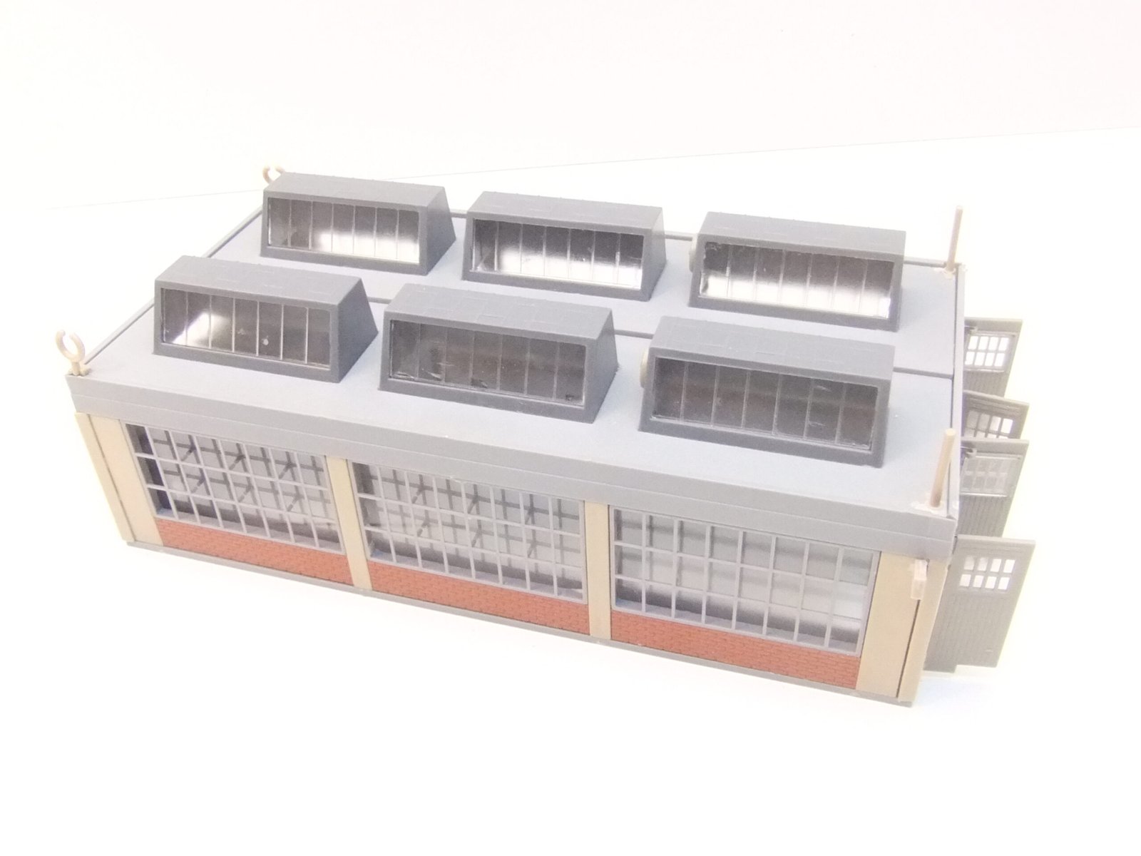 Faller N-Spur Fertigmodell 2-ständ. Lokschuppen mit Toröffnung durch Lok – Bild 2