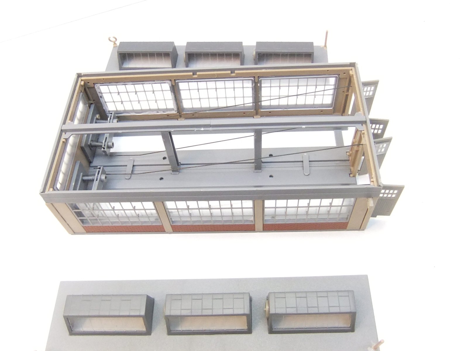 Faller N-Spur Fertigmodell 2-ständ. Lokschuppen mit Toröffnung durch Lok – Bild 3