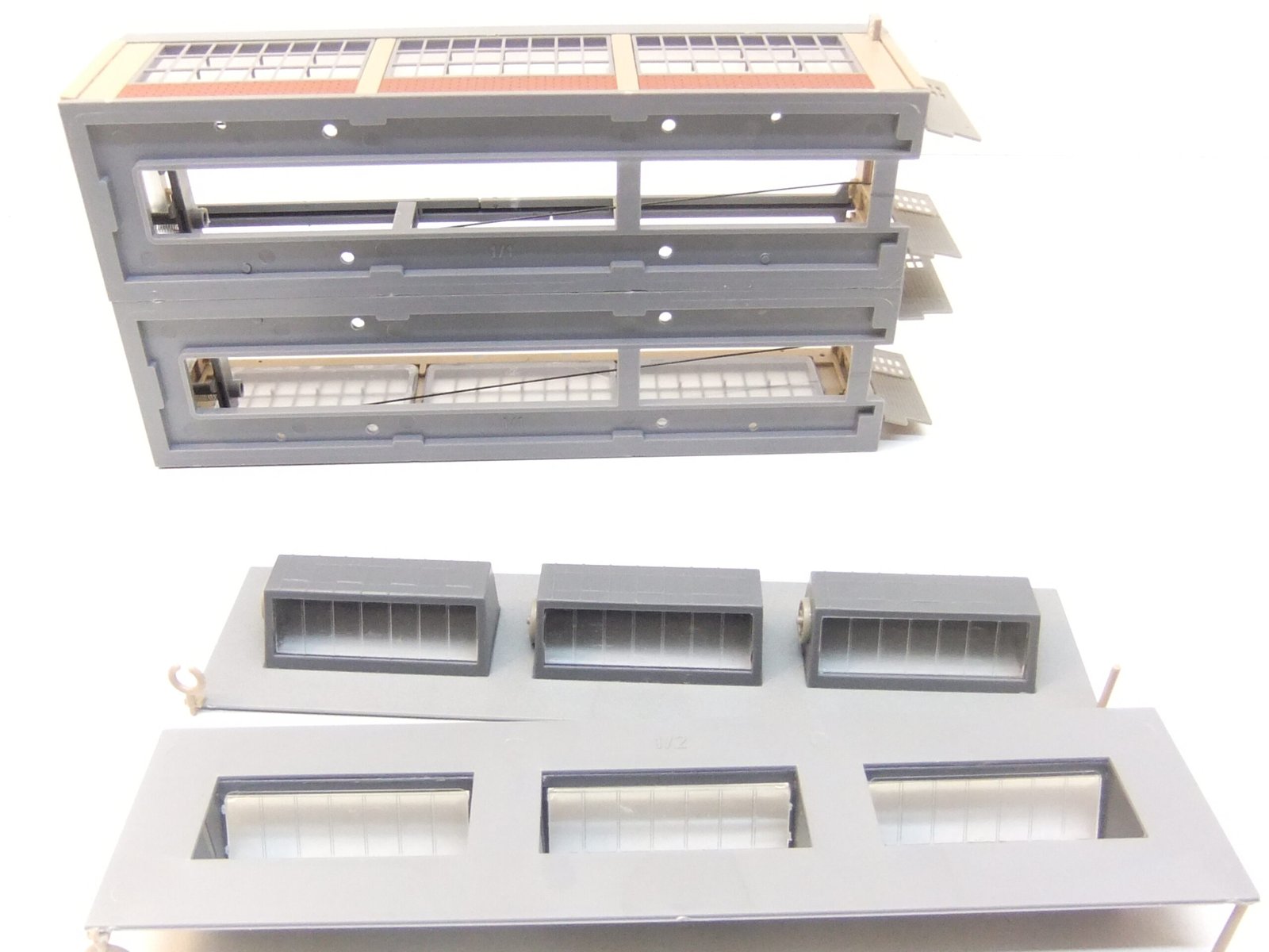 Faller N-Spur Fertigmodell 2-ständ. Lokschuppen mit Toröffnung durch Lok – Bild 4