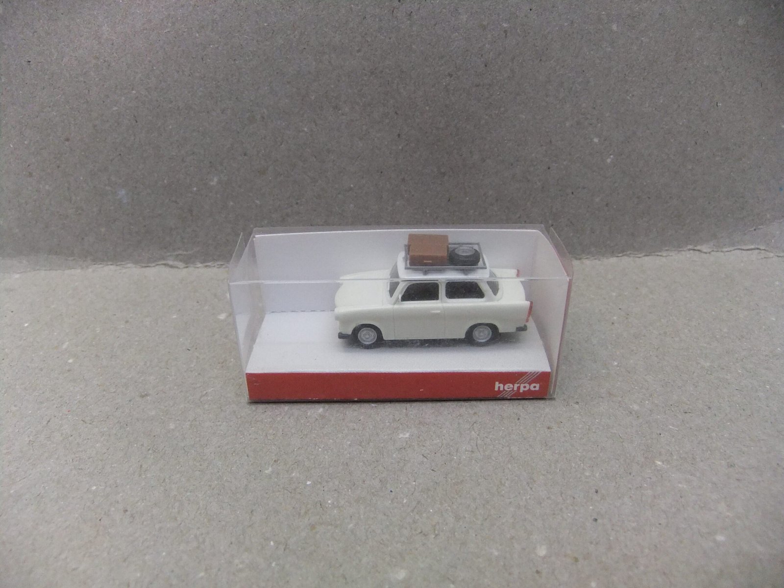 Herpa 023450 HO PKW Trabant 601 S "on Tour" – Bild 2