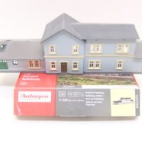 Auhagen 11329 HO   Fertigmodell  Bahnhof  „Radeburg“
