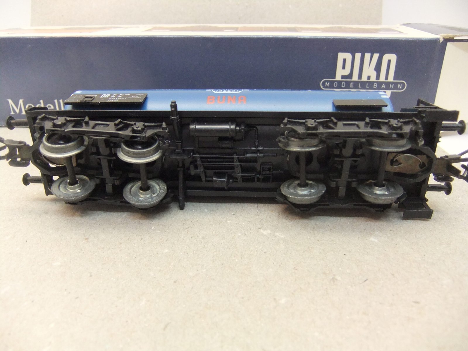 Piko HO 4-achs.Kesselwagen mit Bühne "BUNA" DR Ep.IV – Bild 3