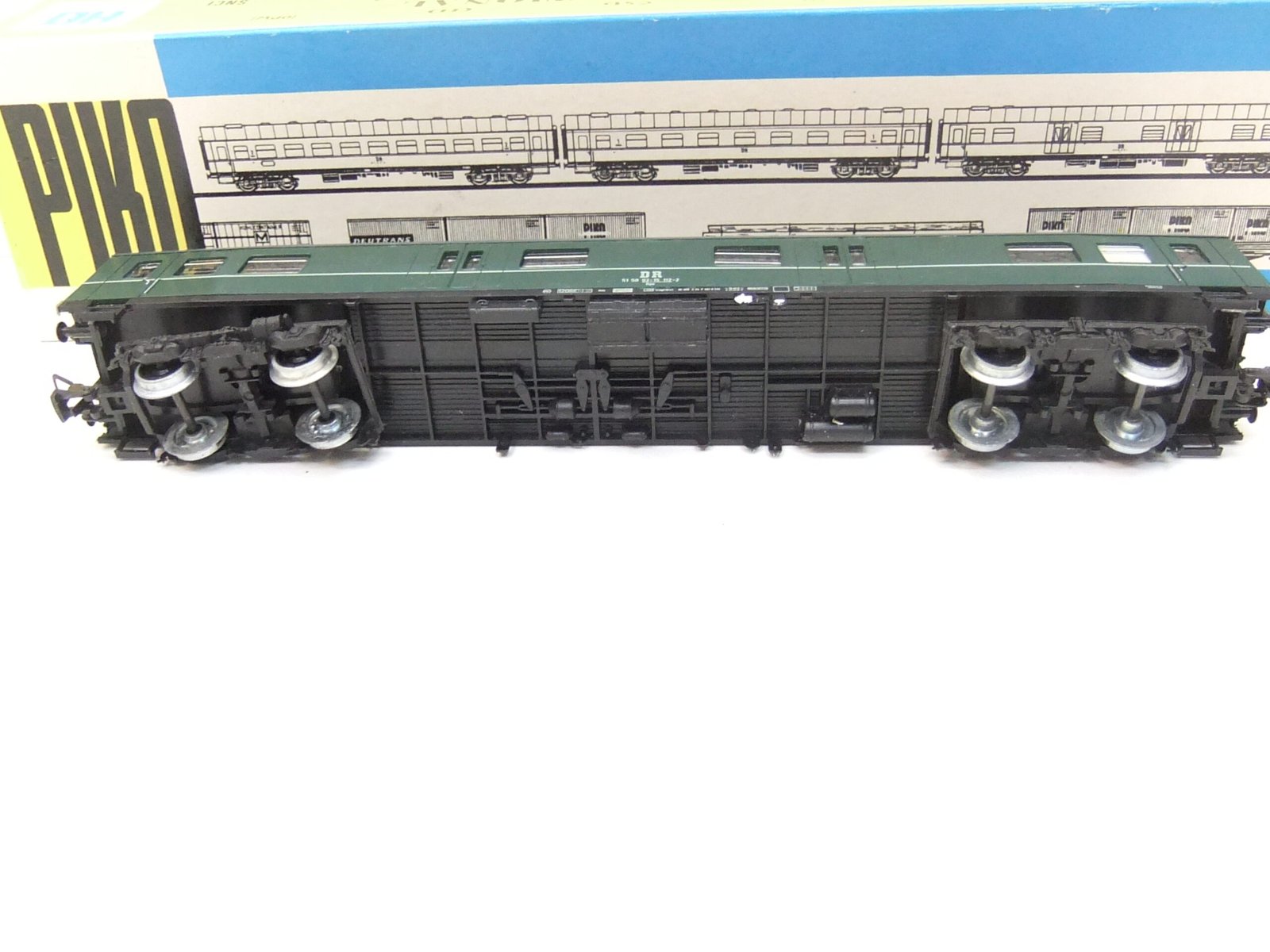 Piko HO 4-achs. Mod.Gepäckwagen DR Ep.IV – Bild 3
