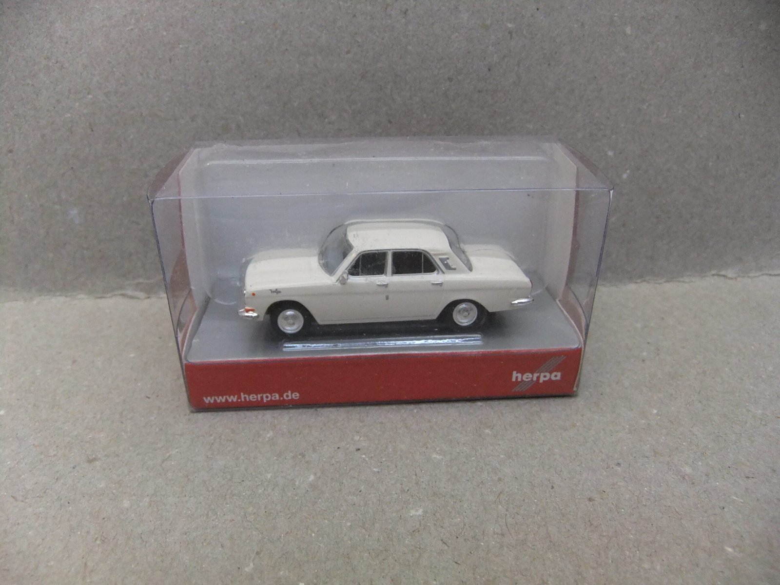 Herpa 296250 HO PKW Wolga M24 weiss – Bild 2