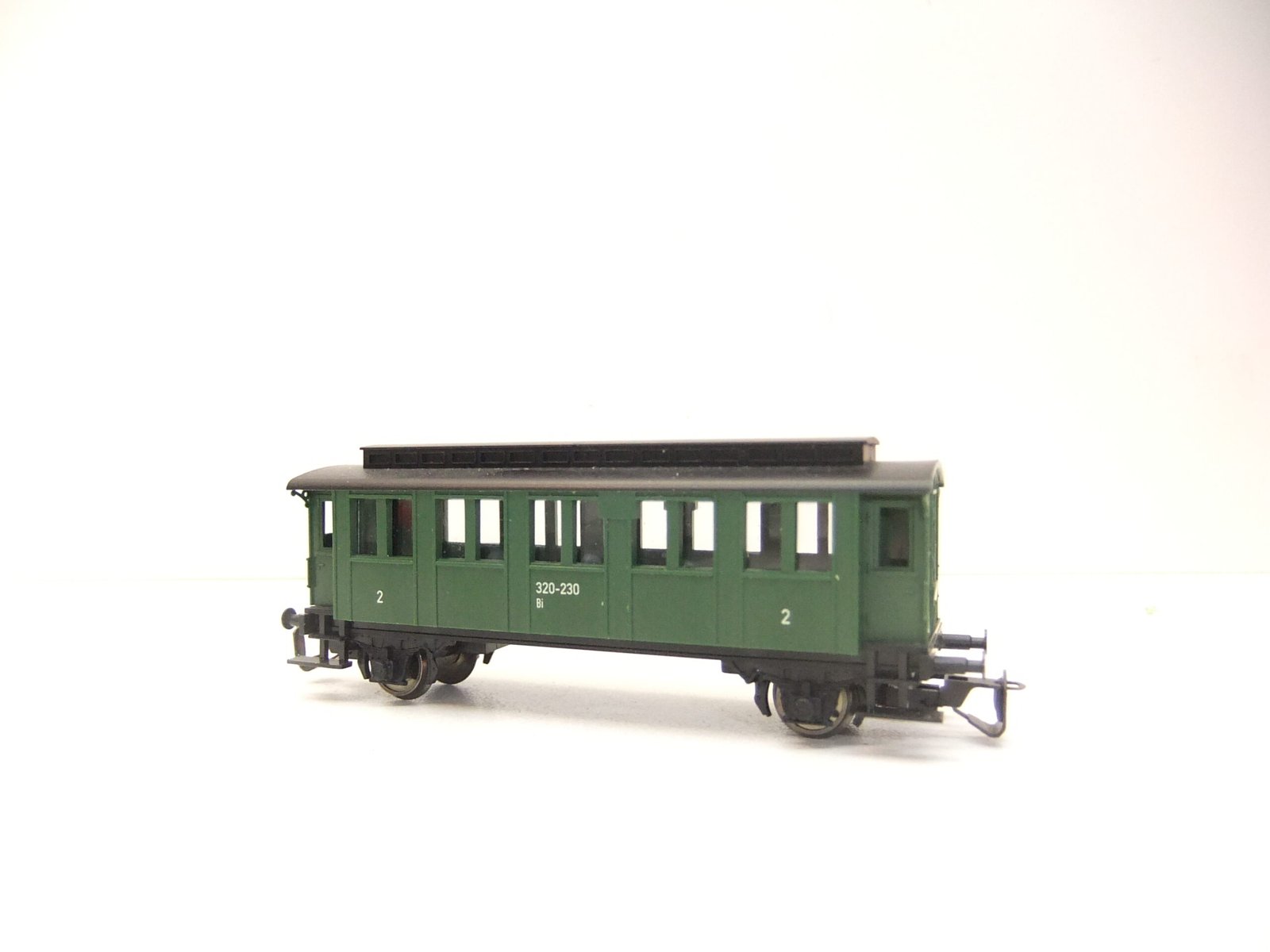 Tillig TT 2-achs. P-Wagen DR Ep.III mit geschl. Bühnen