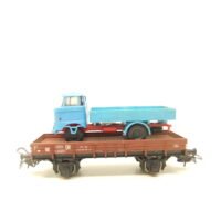 Piko/Dietzel HO 2achs. Flachwagen DR Ep.IV mit Ladegut LKW IFA W50
