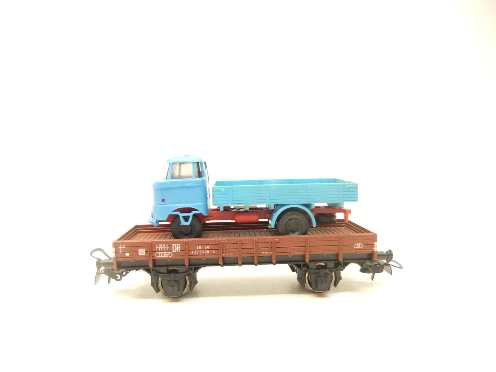 Piko/Dietzel HO 2achs. Flachwagen DR Ep.IV mit Ladegut LKW IFA W50