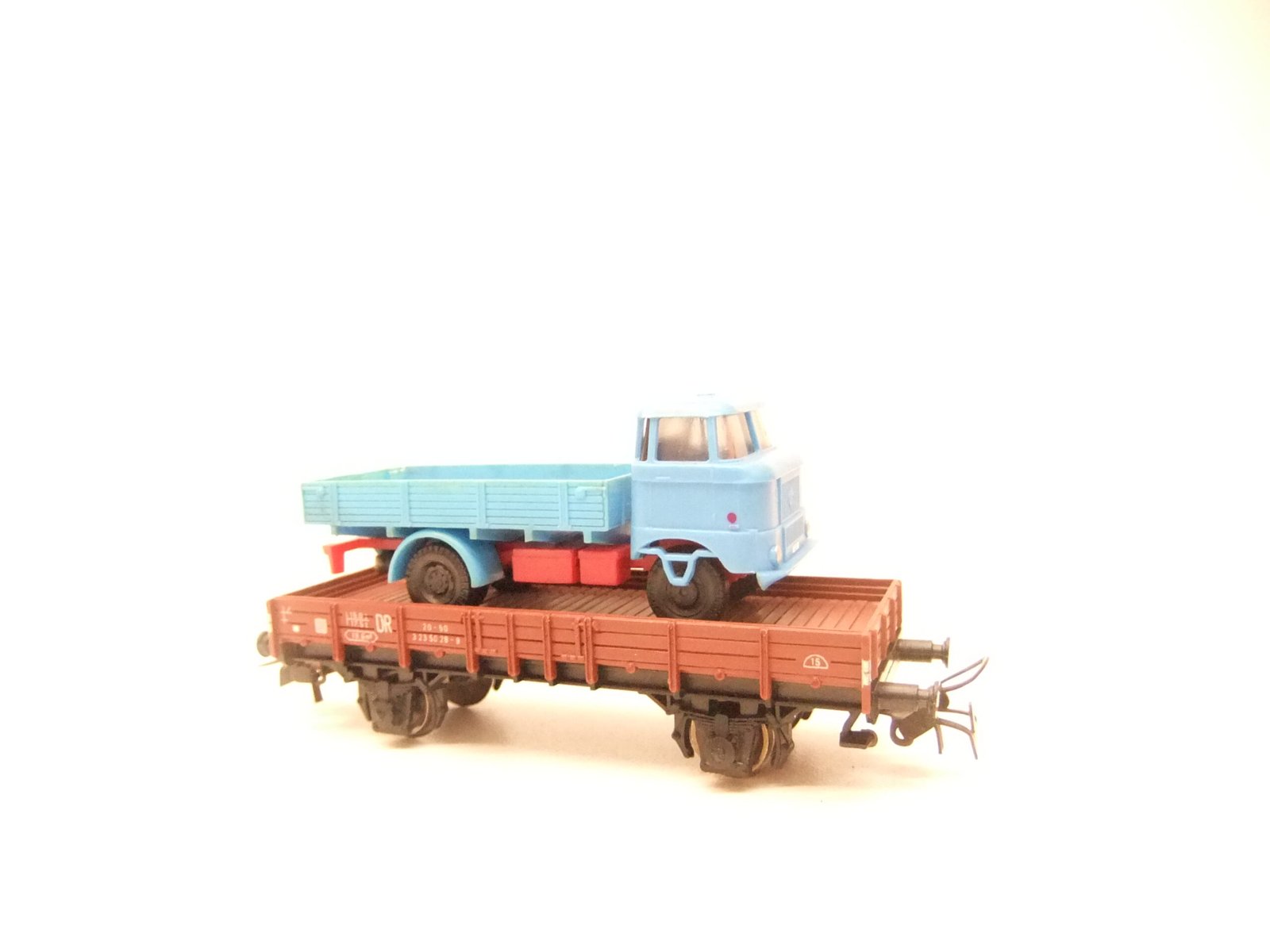 Piko/Dietzel HO 2achs. Flachwagen DR Ep.IV mit Ladegut LKW IFA W50 – Bild 2