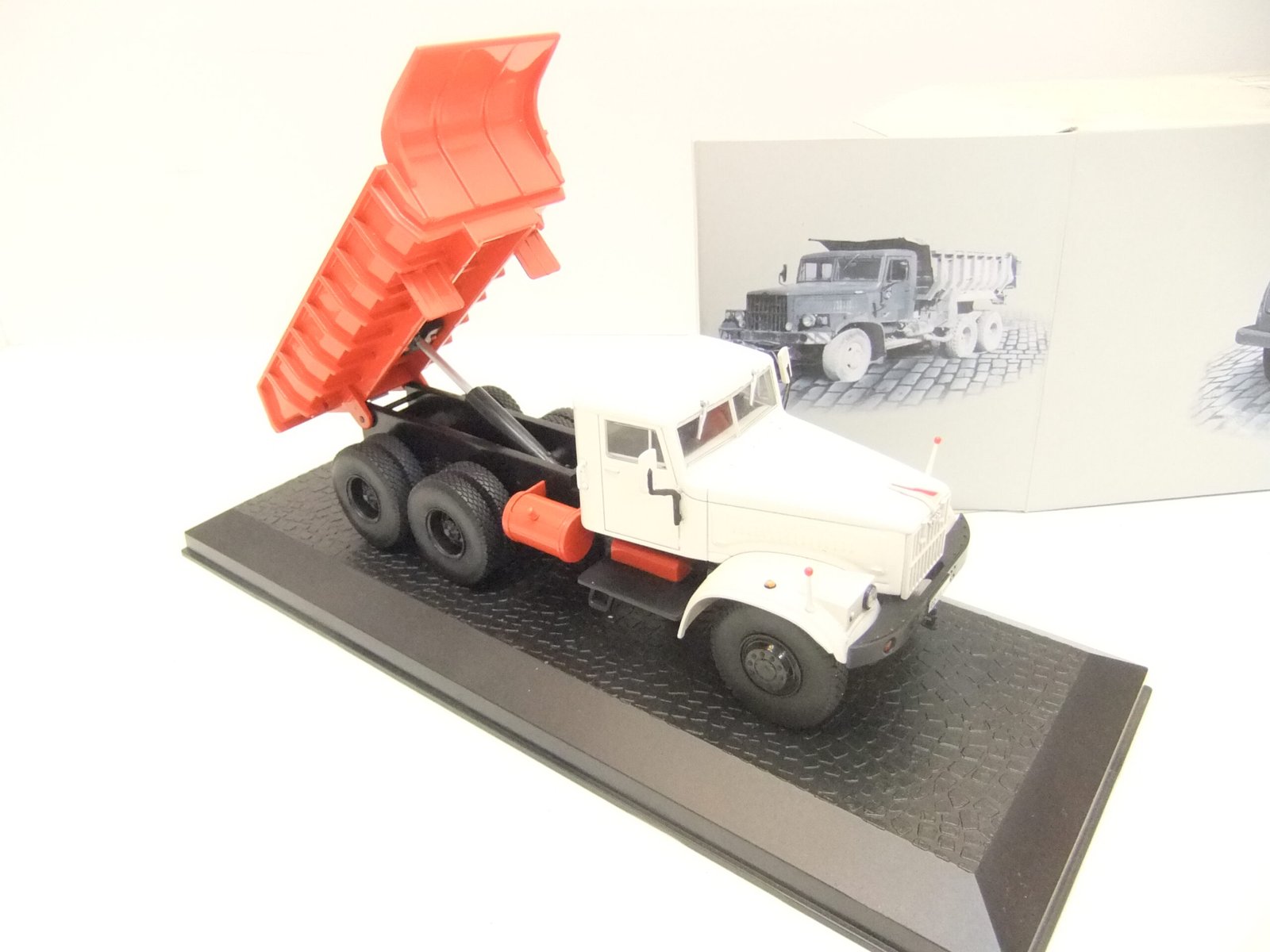 Atlas 1:43 Modellauto LKW KrAZ 256 Kipper – Bild 2
