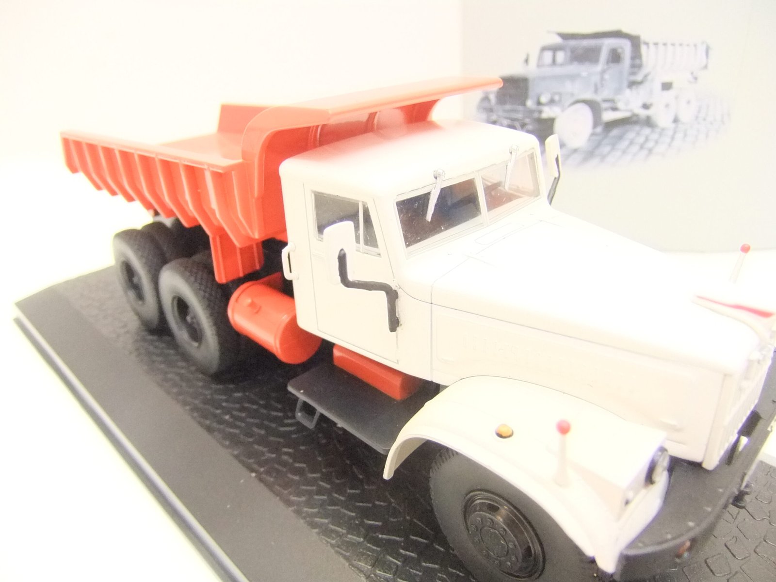 Atlas 1:43 Modellauto LKW KrAZ 256 Kipper – Bild 3